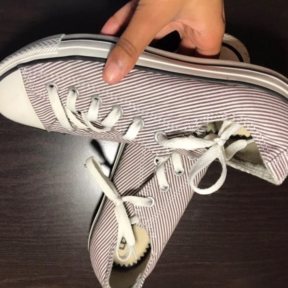 Converses - Picture 2 of 3